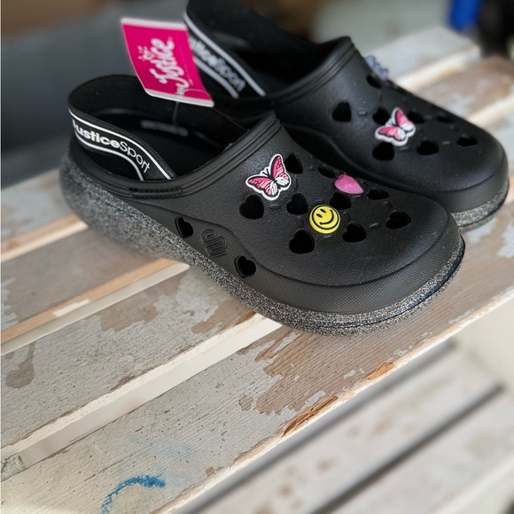 Justice Kids Black Clogs with Fun Charms NEW - Picture 2 of 4